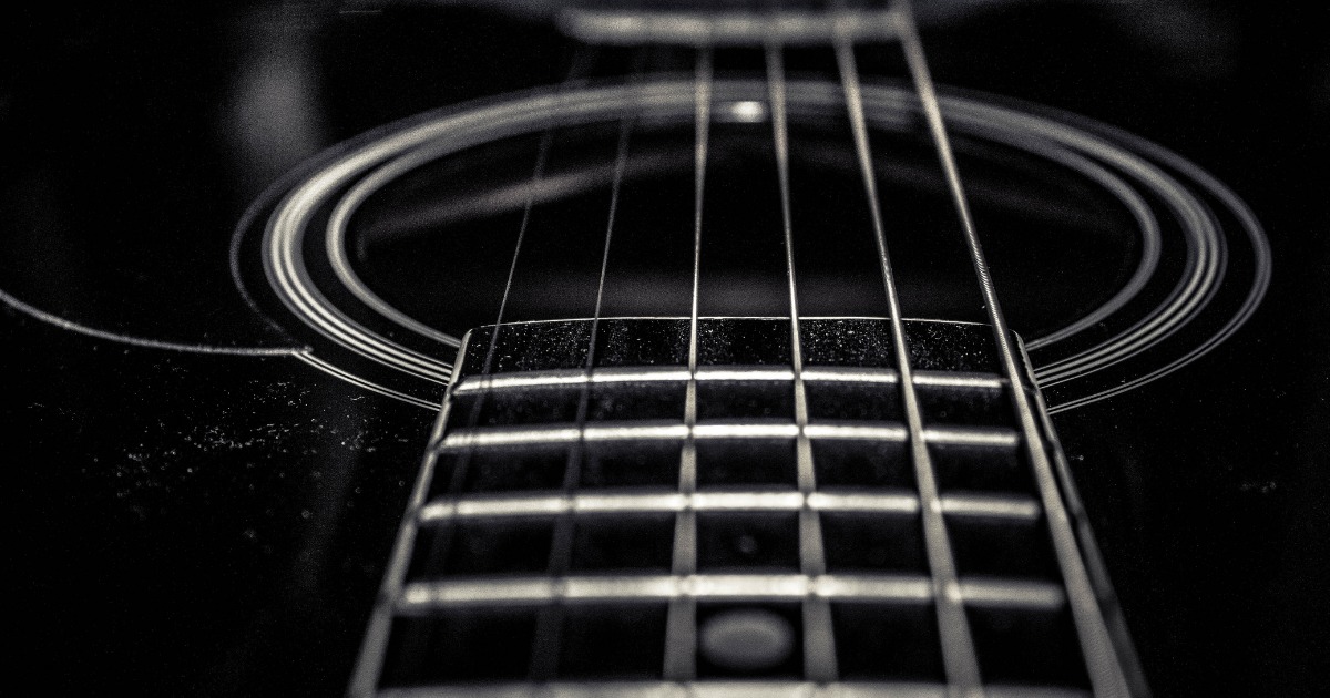 黒いアコースティックギター